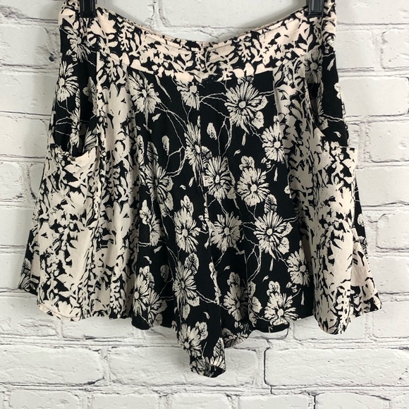 Free People Floral Black/Cream shorts Size: (2) - Picture 4 of 11